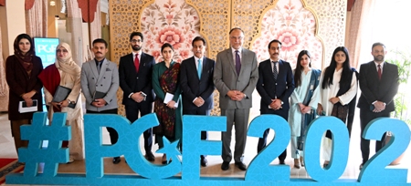 Islamabad 26.02.2026: Speaker National Assembly Sardar Ayaz Sadiq in a group photo with participants of Pakistan Governance Forum 2026